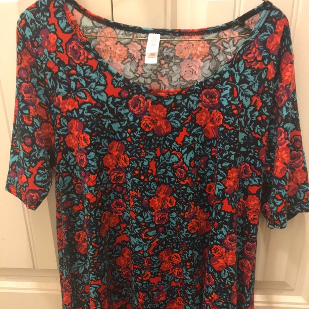 NWOT Lularoe Perfect Tee- Small